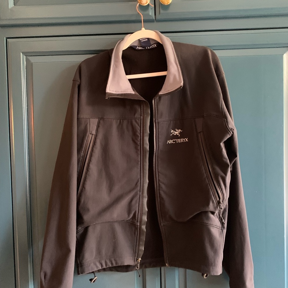 Arcteryx black jacket with gray collar size large, front pocket